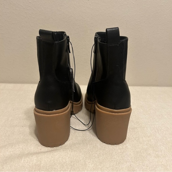 TORRID Women’s Finger Gore Bootie Wide Width Bootie Black Tan NWT Size 8WW - Picture 3 of 8